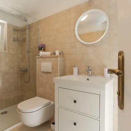 House Sarbun Lägenhet